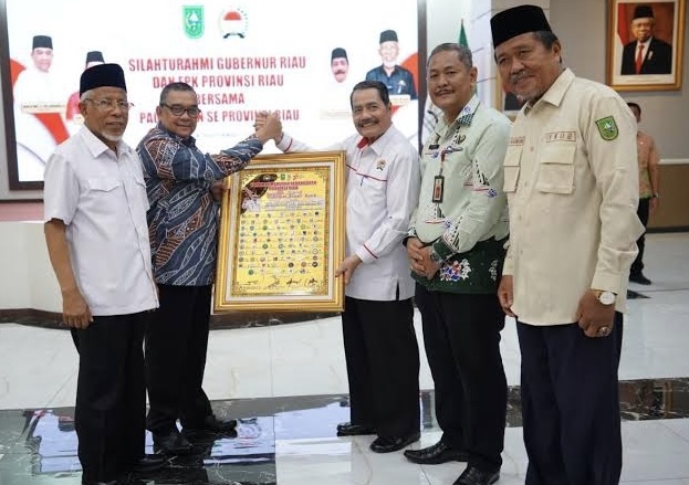 Majukan Program Forum Pembauran Kebangsaan, Edy Natar Dapat Penghargaan dari Paguyuban se-Riau
