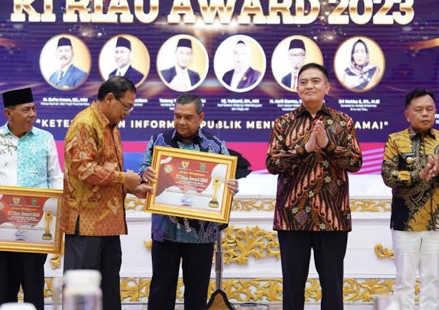 Berperan dalam Keterbukaan Informasi, Edy Nasution Raih Penghargaan Achievement Motivation Person KI Riau Award 2023