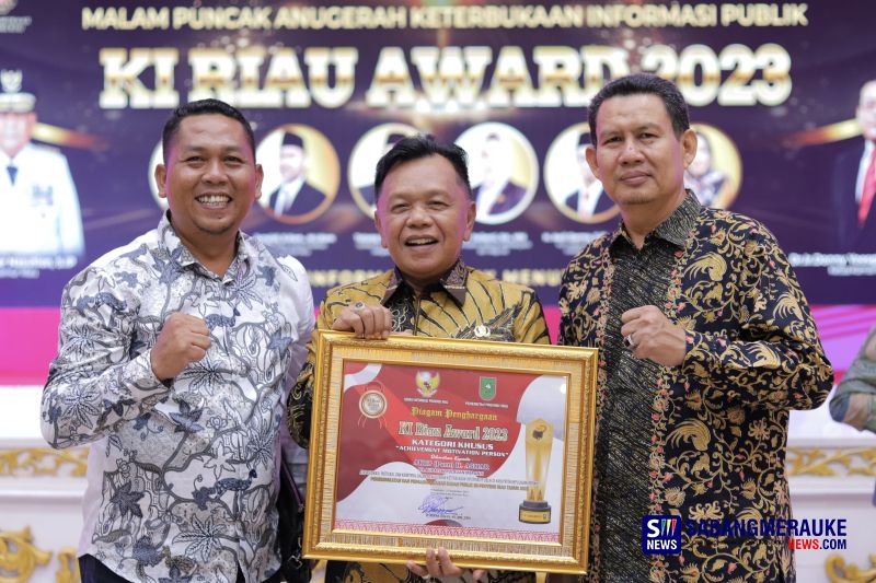 Sukses Implementasikan UU KIP, Plt Bupati Asmar Terima Penghargaan Khusus KI Riau Award 2023