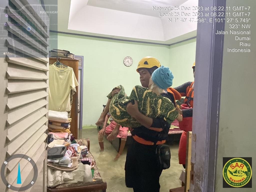 Basarnas Kota Pekanbaru Evakuasi Dua Lansia yang Terjebak Banjir di Dumai