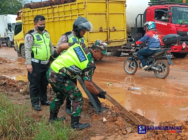 Jalan Lintas Sumatera di Rohil Rusak Parah Bikin Macet 10 Km