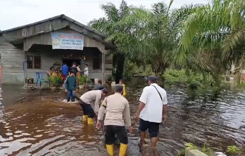 Curah Hujan Tinggi, Rumah dan Gereja di Siak Kecil Bengkalis Terendam Banjir