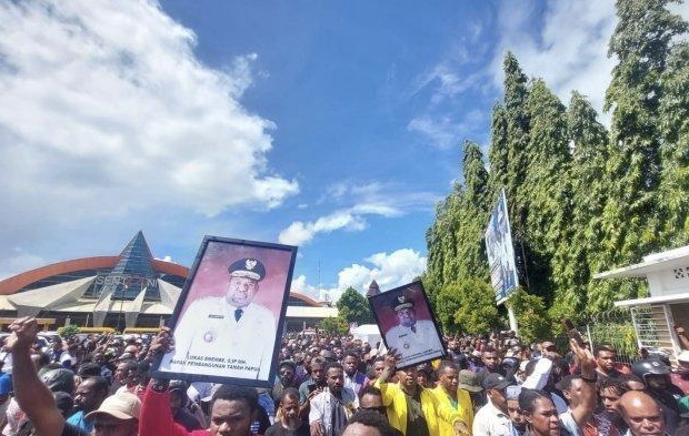 Kronologi Kericuhan Arak-arakan Jenazah Lukas Enembe, Pj Gubernur Papua Terkena Lemparan Batu