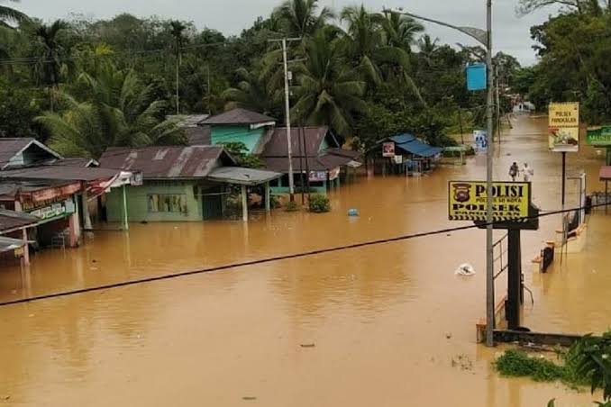 Pemprov Riau Salurkan Bantuan Logistik Korban Banjir di Rohul