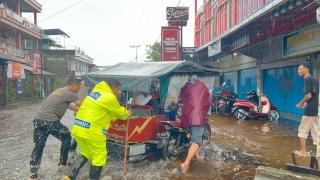 Kapolres Kepulauan Meranti Turun Langsung Pantau Kondisi Banjir, Dorong Motor Mogok Hingga Bersihkan Selokan