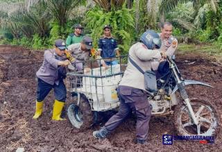 Kapolsek Siak Kecil Berjibaku Pakai Grandong Lewati Lumpur Gambut Demi Sosialisasi Pesan Kamtibmas Pemilu Damai di Desa Tanjung Damai