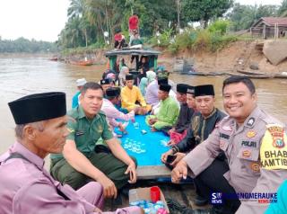 Unik! Bhabinkamtibmas Rohil Sampaikan Pesan Pemilu Damai di Atas Pompong