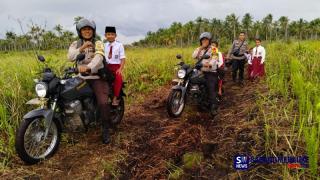 Keren! Personel Polsek Rangsang Bantu Antarkan Anak-anak Pulau Terluar Pergi ke Sekolah