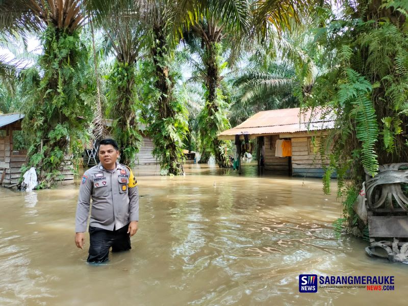 Tinjau Nasib Warga Terendam Banjir, Bhabinkamtibmas Polsek Pujud Ajak Ikut Memilih di Pemilu 2024