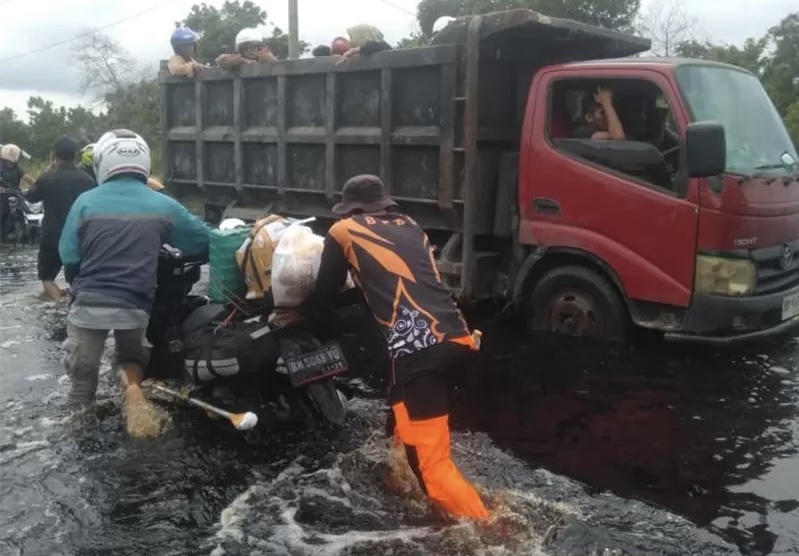 Jalan Lintas Timur Sumatera Masih Terendam Banjir Setinggi Pinggang Orang Dewasa, Macet hingga 11 Km