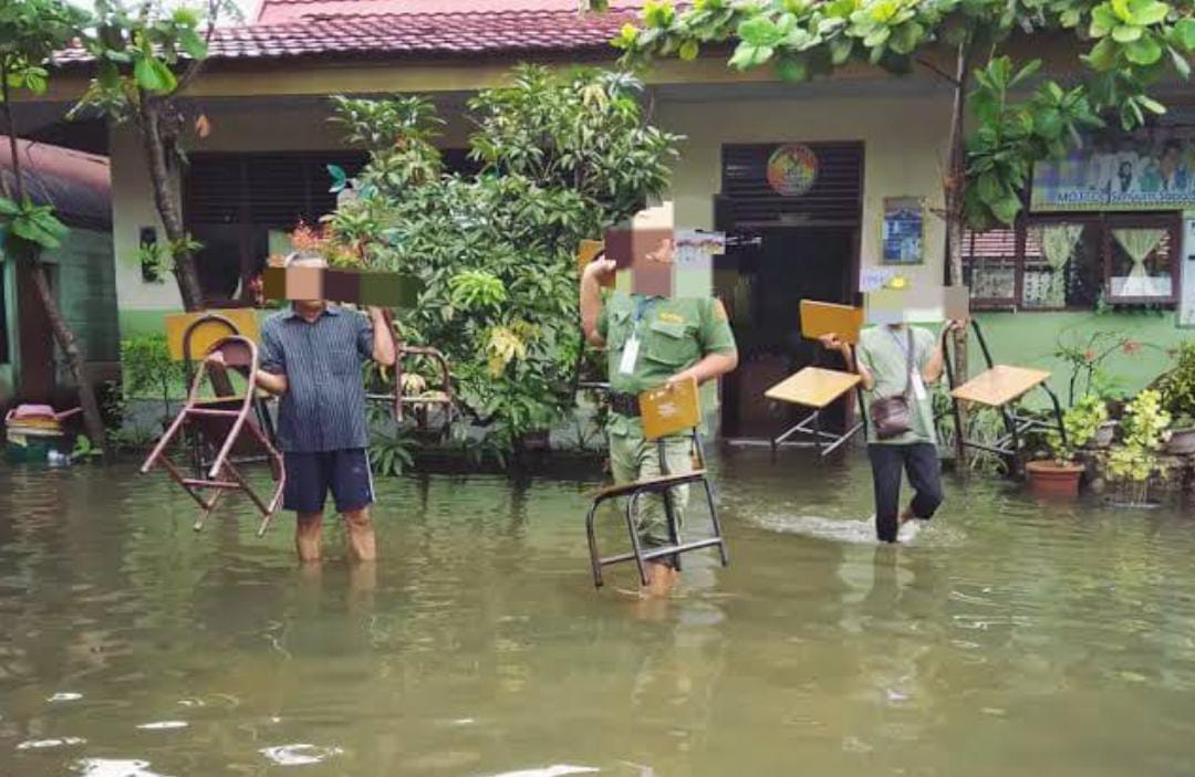 4 TPS di Langgam Terendam Banjir, Kapolsek Sediakan Akomodasi Pengantaran Warga Menggunakan Perahu Motor