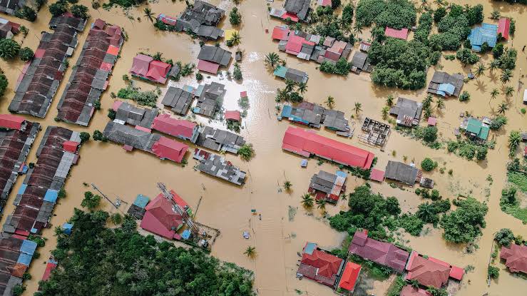 214 KK di Sungai Mandau Diungsikan ke Tenda Darurat Menggunakan Perahu Karet Karena Terkepung Banjir 