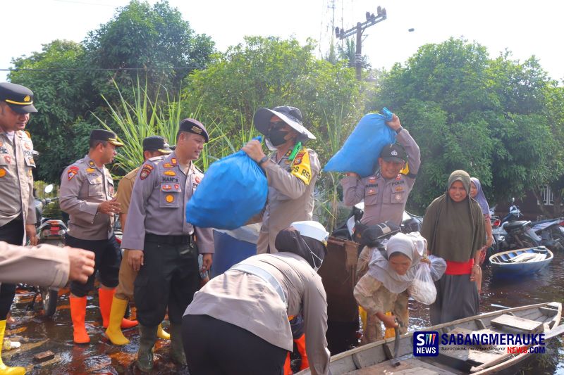 Kapolres Rohil Angkat Barang Warga saat Evakuasi Korban Banjir di kecamatan Rantau Kopar
