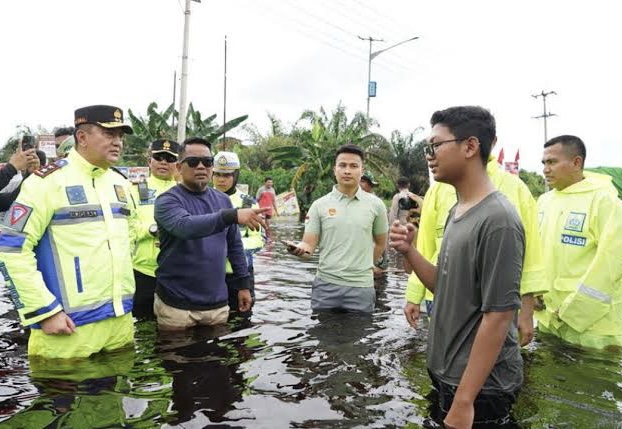 Urai Kemacetan, Kapolda Riau Terjun Langsung Atur Lalu Lintas di Lokasi Banjir Pelalawan