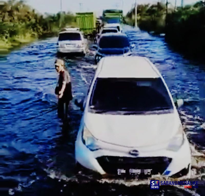 Pejabat Riau Pamer Bagi-bagi Bantuan untuk Korban Banjir, Tapi Abai Cegah Kerusakan Lingkungan, Akademisi: Pencitraan Politis!