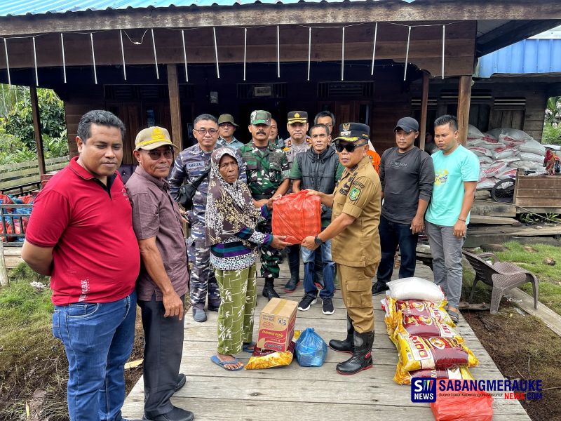 Tinjau Dampak Banjir di Sungaitohor Barat, Asmar Serahkan Bantuan Sembako