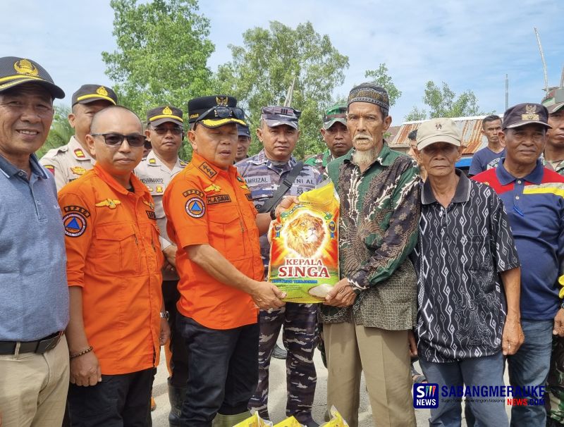 Bersama Forkompinda, Plt Bupati Asmar Serahkan Paket Sembako untuk Masyarakat Terdampak Banjir di Pulau Merbau