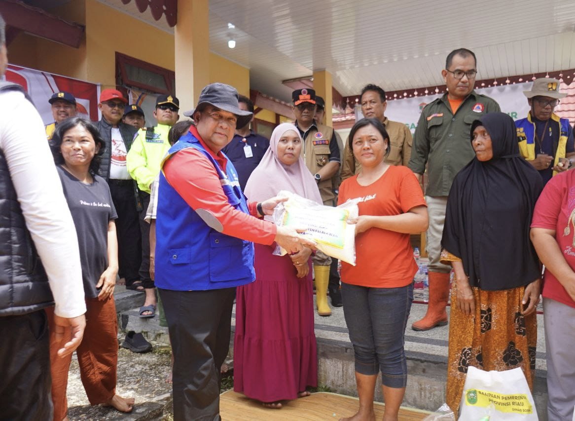 Gubernur Riau Serahkan Bantuan 10 Ton Beras Bagi Masyarakat Terdampak Banjir di Pelalawan