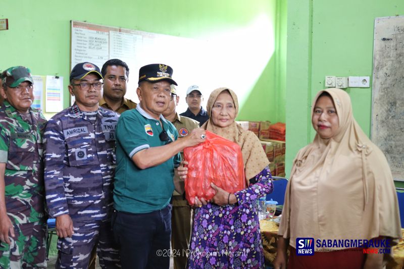 Bersama PT RAPP, Pemkab Kepulauan Meranti Beri Bantuan Sembako Kepada Warga Terdampak Banjir di Tasik Putri Puyu