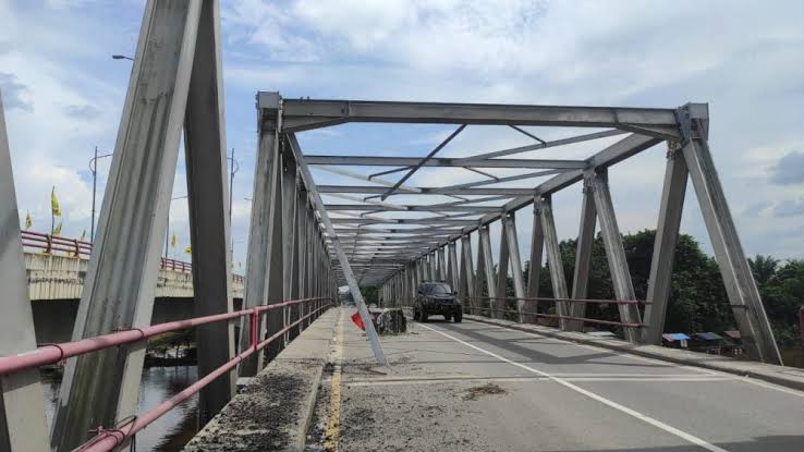 Diduga Terkena Alat Berat, Tiang Atas Jembatan Siak II Rusak