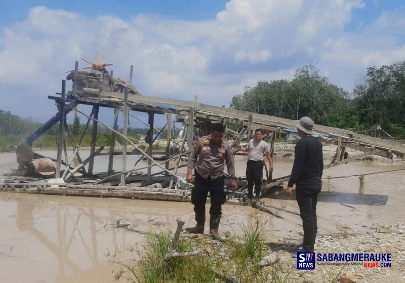 Polsek Kuantan Hilir Bakar 3 Rakit Penambang Emas Ilegal di Desa Kasang Limau Sundai 