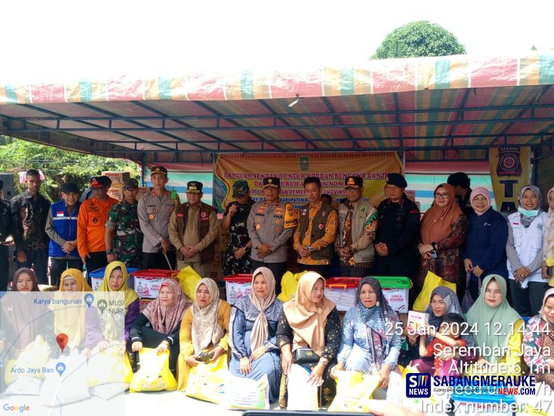 Bupati Rohil Dampingi Gubernur Riau Salurkan Bantuan Sembako Untuk Pengungsi Banjir