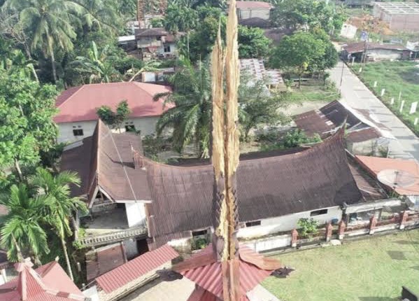 Masjid Jami’ Air Tiris Disambar Petir, Ornamen Hias Puncak Atap Rusak