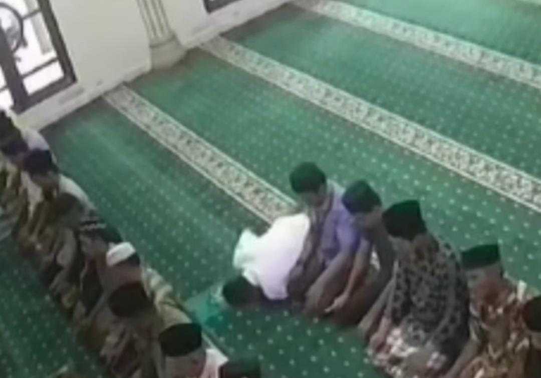 Terekam CCTV, Pria di Siak Meninggal Dalam Keadaan Sujud Ketika Sholat Berjamaah di Masjid