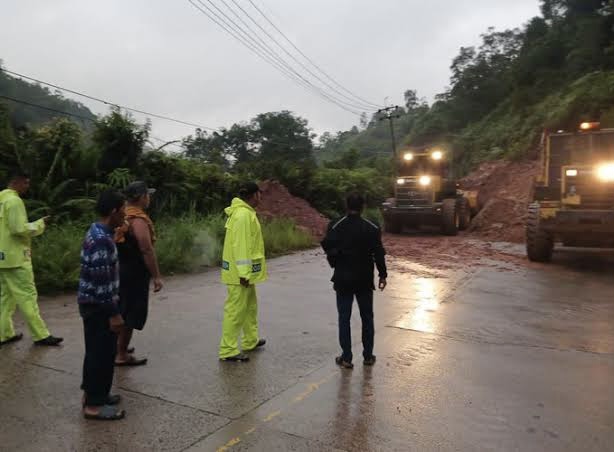 Longsor Kembali Terjadi di Jalan Lintas Riau-Sumbar, Arus Lalu Lintas Macet Parah