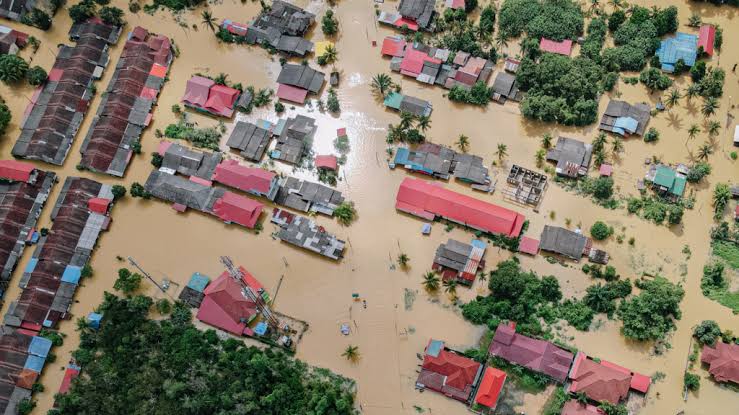 3 Lansia Terjebak Banjir di Rumahnya, Anggota Polisi Rokan Hulu Datang Menggendong