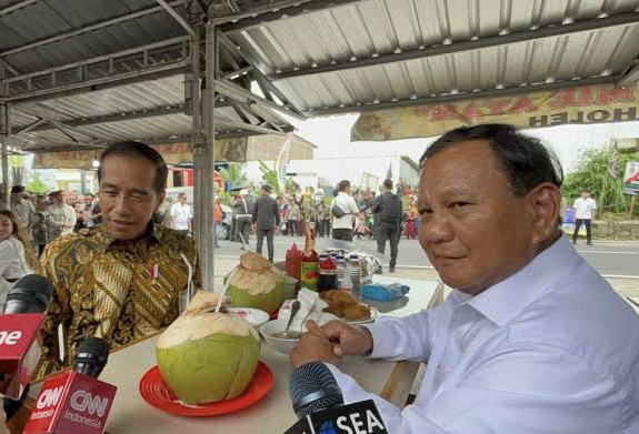 Jokowi dan Prabowo Kompak Makan Bakso Bareng, Ini Perbedaan Komentar Ganjar-Anies