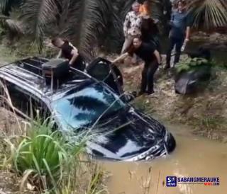 Mobil Dinas Angkut Pejabat Kepulauan Meranti Kecelakaan, Nyaris Tenggelam Masuk Parit PT SIR Pekanbaru