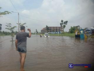 Waspada! Ada Lubang Besar Menganga Tertutup Banjir di Jalan Sudirman Ujung, Bahayakan Pengendara