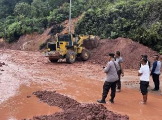 Sempat Longsor di Tanjung Alai, Jalan Lintas Riau-Sumbar Sudah Bisa Dilalui Kembali