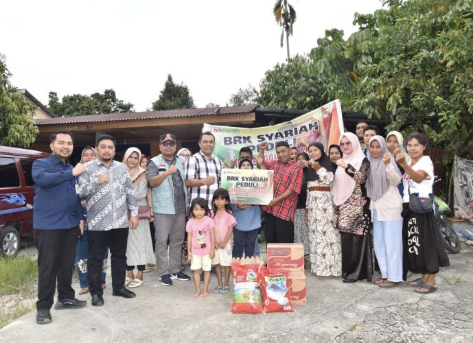 BRK Syariah Salurkan Bantuan Untuk 2.500 KK Korban Banjir di Pekanbaru