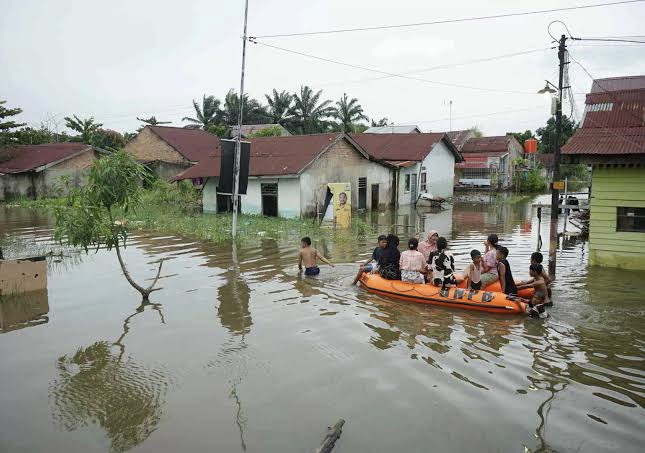 300 Kepala Keluarga Terdampak Banjir di Meranti Pandak Pekanbaru Dapat Paket Sembako
