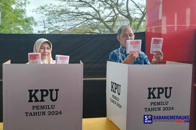 Salurkan Hak Suara, Pj Bupati Inhil Herman Bersama Istri Datangi TPS 12 Tembilahan Kota