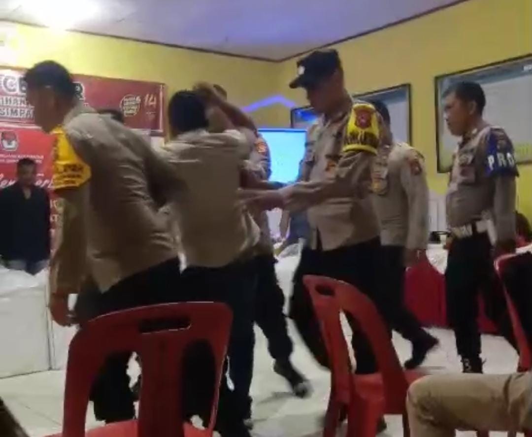 Ricuh Pleno PPK di Rokan Hilir Gara-gara Kotak Suara Sudah Terbuka, Polisi Keluarkan Paksa Saksi dari Ruangan Rapat
