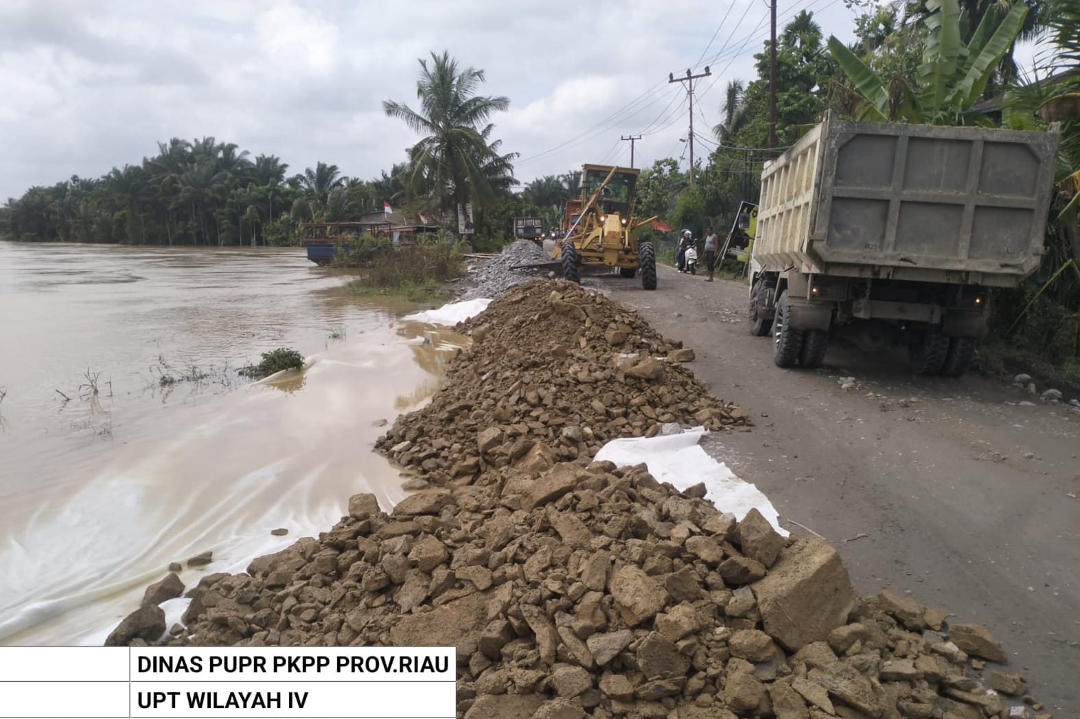 Perbaiki Jalan Lintas Rengat-Tembilahan Jelang Idul Fitri, Pemprov Riau Siapkan Alat Berat