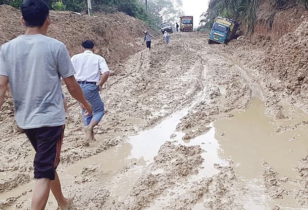 Curah Hujan Tinggi, Akses Jalan Truk Pengangkut Sawit di Batang Cenaku Kembali Rusak Parah