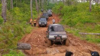 Jalan Berlumpur Akibat Hujan, Polres Inhu Gandeng Komunitas Off Road Evakuasi Mobil Pengangkut Kotak Suara