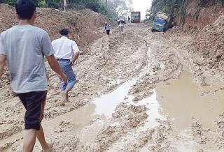 Curah Hujan Tinggi, Akses Jalan Truk Pengangkut Sawit di Batang Cenaku Kembali Rusak Parah