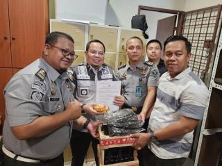 Demi Tingkatkan Pengamanan Lapas, Polda Riau Serahkan 15 Senpi Serta 550 Amunisi