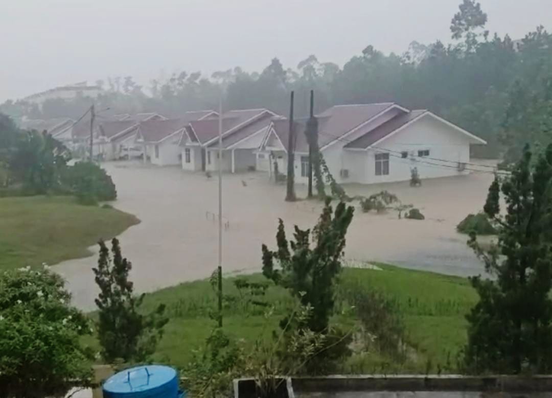 Wow! Kompleks PT RAPP Dilanda Banjir Sejak Sore Tadi, Air Melimpah Sampai Memasuki Area Pabrik