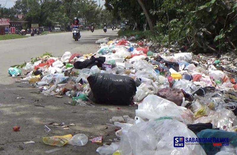 Sampah Menumpuk di Pinggir Jalan Soekarno Hatta Pekanbaru, Kesadaran Warga Masih Rendah
