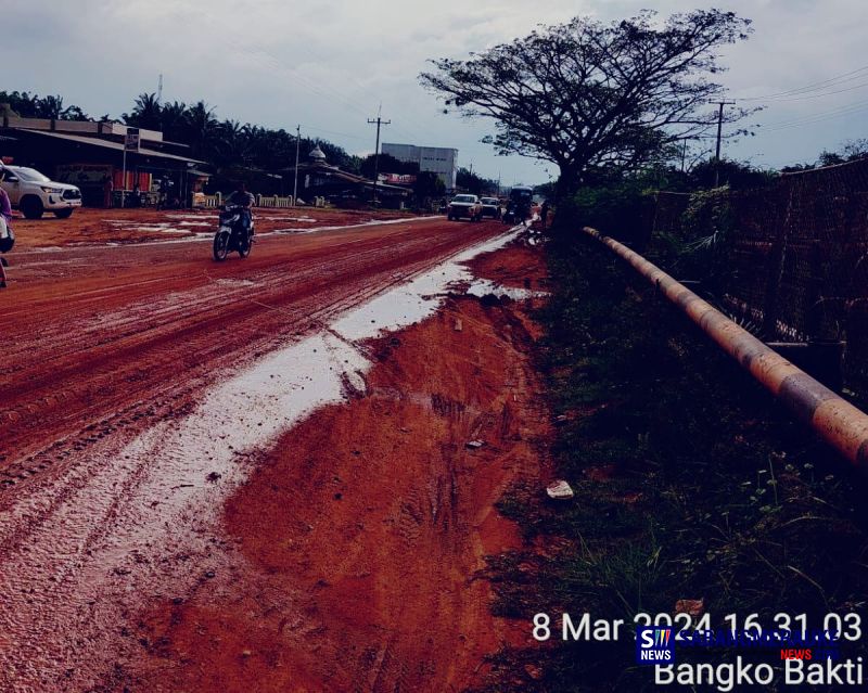 Tanah Galian untuk Proyek Sumur Minyak PT PHR Bikin Jalan Nasional di Rohil Berlumpur Picu Laka Lantas, Mapalhi: Mereka Harus Bertanggung Jawab! 