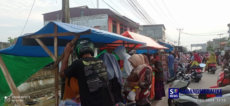 Hari Pertama Ramadhan, Warga Kota Tembilahan Padati Jalanan Berburu Takjil Jelang Berbuka Puasa