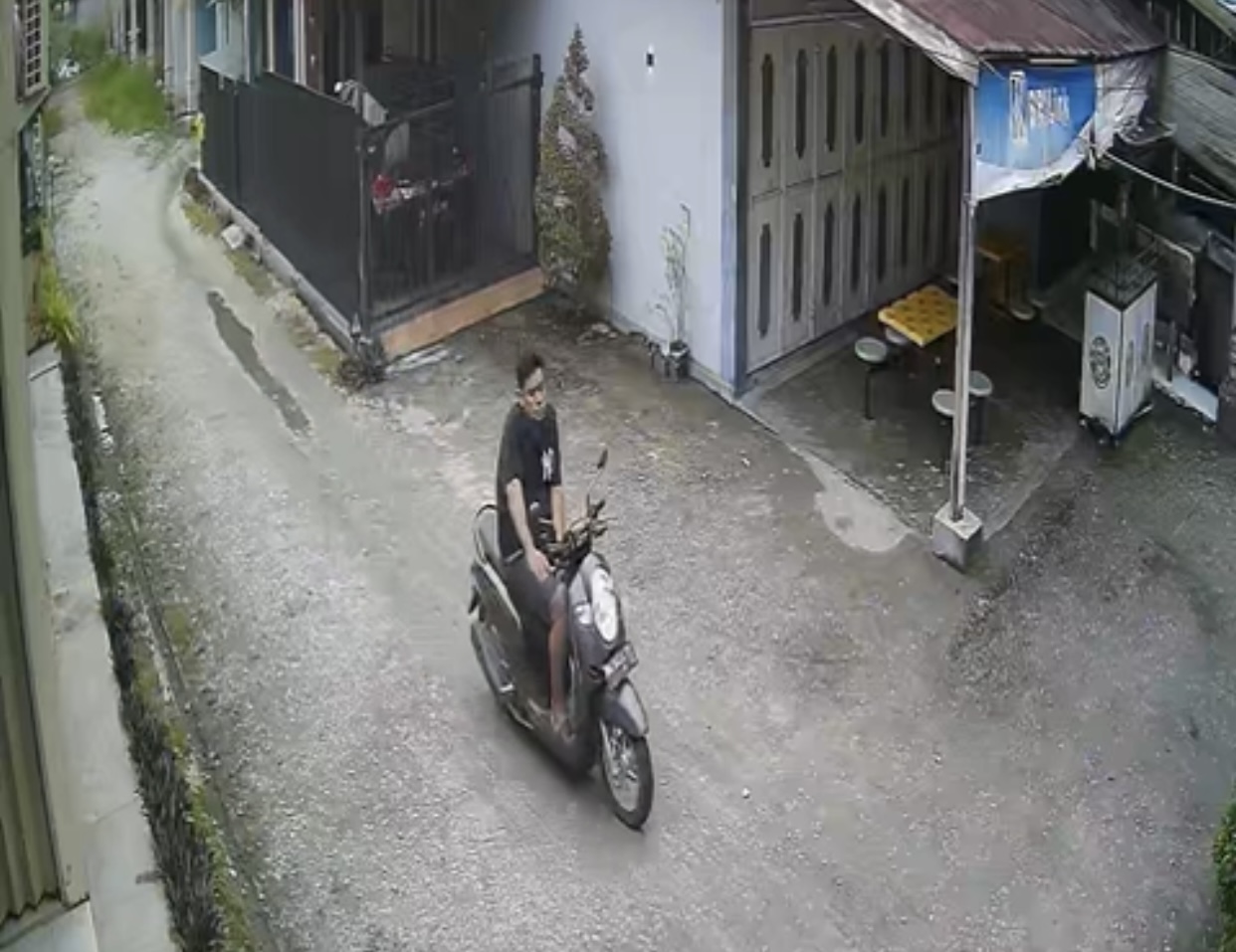 Maling di Pekanbaru Gondol Handphone saat Pemilik Rumah Tidur, Aksinya Terekam CCTV