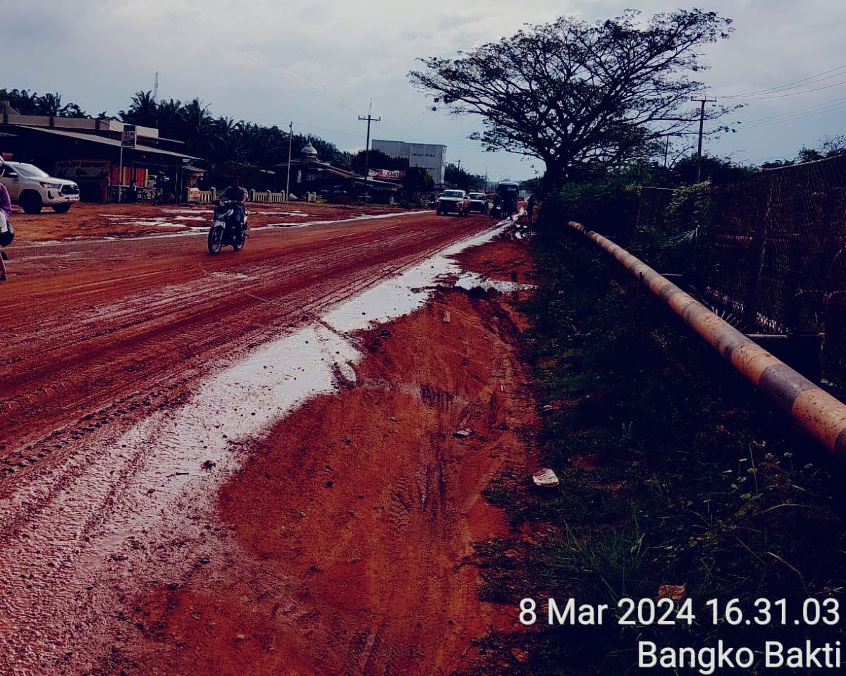 Tanah Urug Proyek Sumur Minyak PT PHR Cemari Jalan Lintas Nasional di Rohil, Praktisi Hukum: Dulu Korbannya Buruh Migas, Sekarang Masyarakat Terancam!