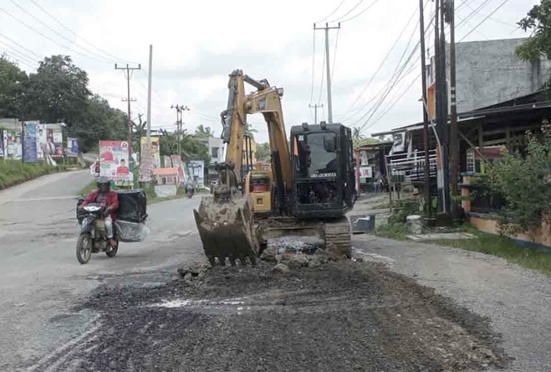 Ratusan Lubang Jalan di Kuansing Diperbaiki, Target Tuntas Sebelum Lebaran